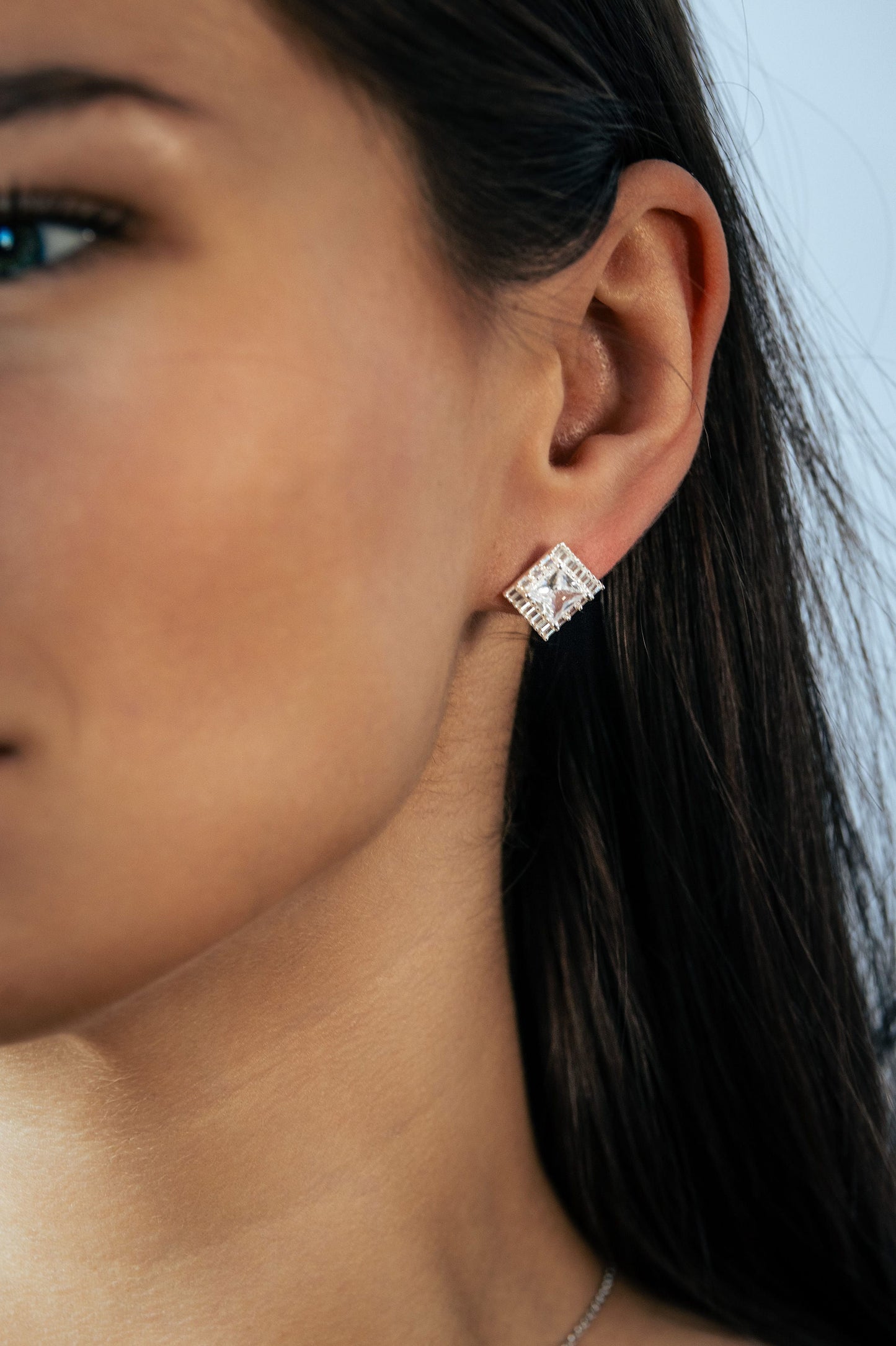WHITEHAVEN DOUBLE GLAMOUR luxuriöse Ohrstecker vollbesetzt mit Zirkoniasteinen hochpoliert aus 925 Silber rhodiert